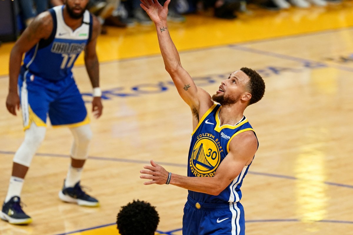 金州勇士对阵独行侠的NBA比赛，库里三分出手瞬间